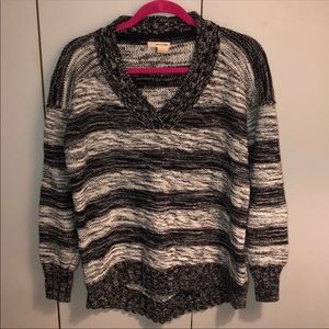 Beautiful cozy DKNY knit sweater Black and white